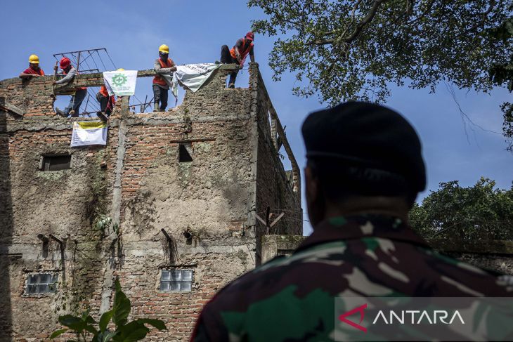 Pembongkaran bangunan liar di Cimahi