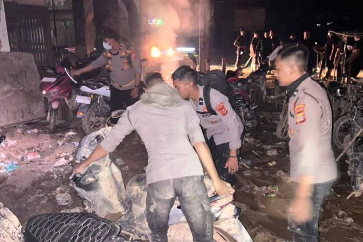 Personel Polri bersihkan lumpur banjir pascabencana di Aceh Tamiang