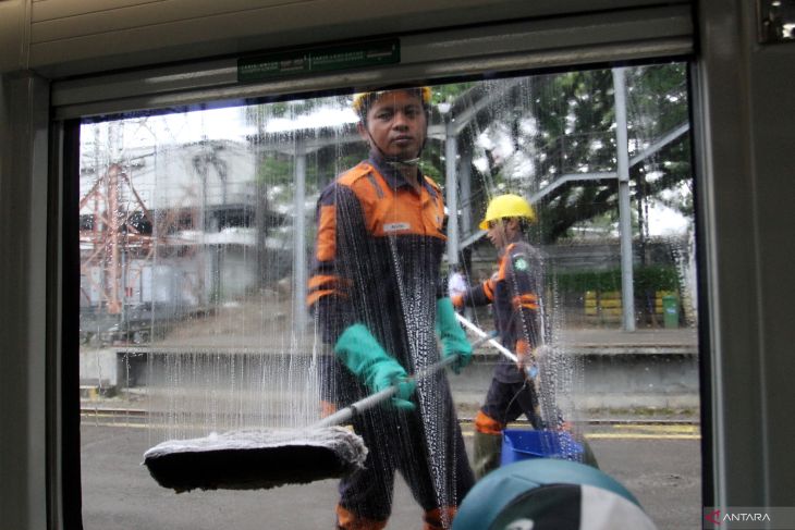 Persiapan angkutan kereta api jelang Natal di Stasiun Malang