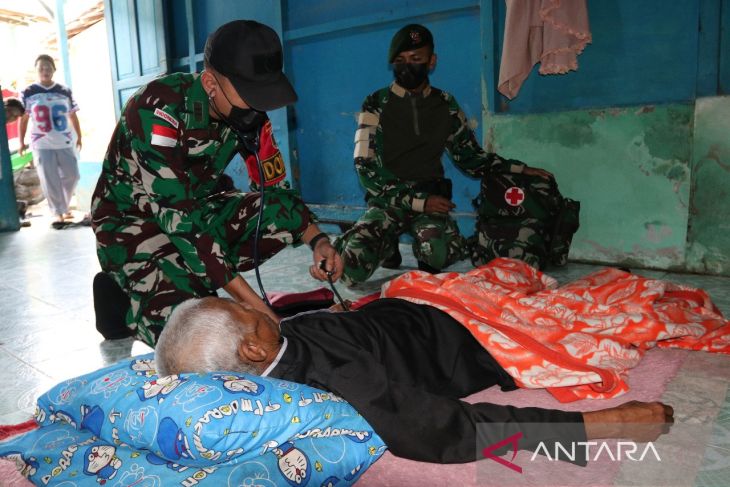Satgas Pamtas Kostrad layani kesehatan warga