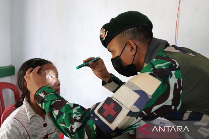 Satgas Pamtas Kostrad layani kesehatan warga