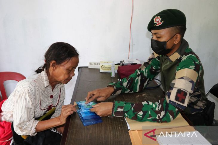 Satgas Pamtas Kostrad layani kesehatan warga