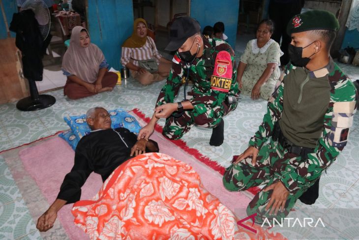 Satgas Pamtas Kostrad layani kesehatan warga