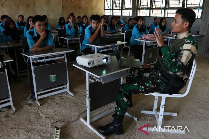 Satgas Pamtas Kostrad Berikan Edukasi Wawasan Kebangsaan kepada Pelajar