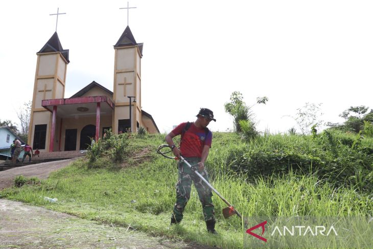 Satgas Pamtas Kostrad karya bhakti di Entikong
