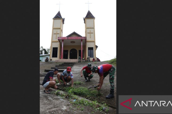 Satgas Pamtas Kostrad karya bhakti di Entikong