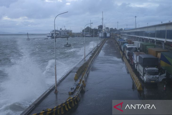 Kepadatan kendaraan imbas cuaca buruk di Pelabuhan Merak