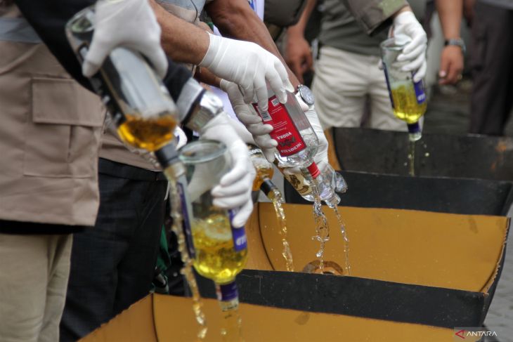 Pemusnahan minuman keras di Sidoarjo