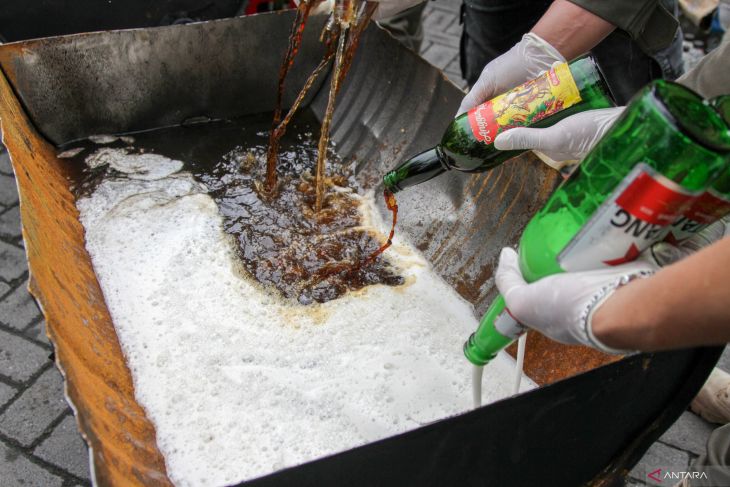 Pemusnahan minuman keras di Sidoarjo