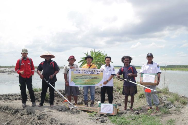 PT Bumi Andalas Permai salurkan bantuan mesin pemotong rumput ke desa binaan Kabupaten OKI