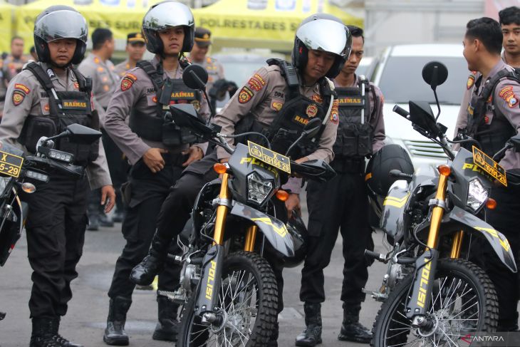 Petugas pengaman pada Operasi Lilin 2025