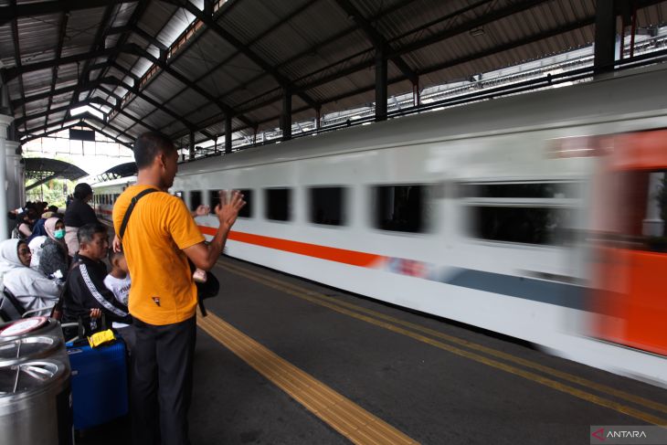 Arus penumpang KA di KAI Daop 8 Surabaya