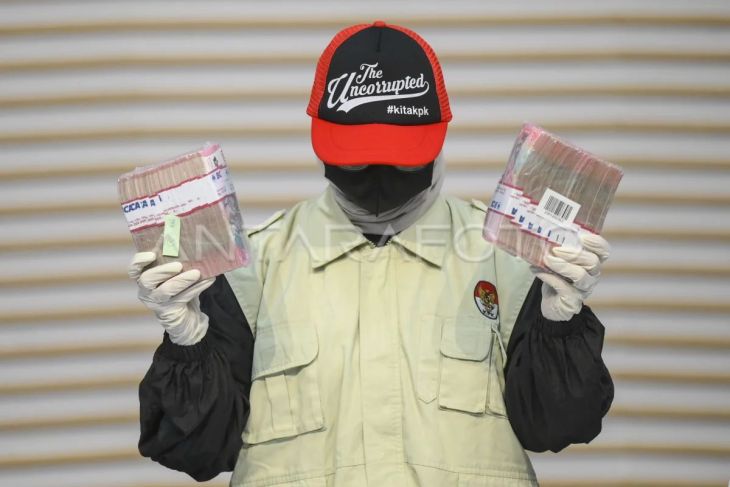 KPK tahan Bupati Bekasi