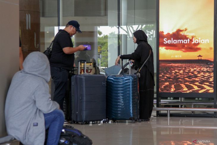 Penumpang pesawat di Bandara Juanda jelang Natal