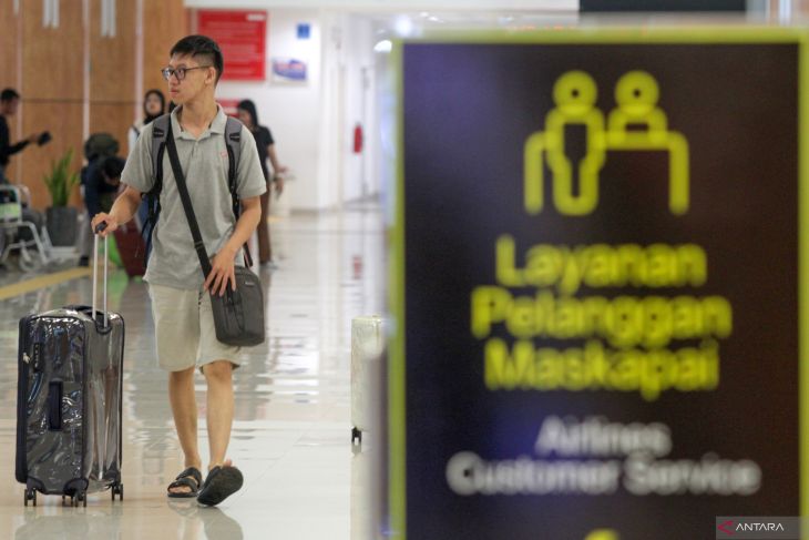 Penumpang pesawat di Bandara Juanda jelang Natal