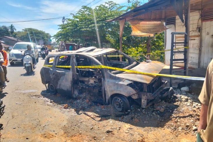 Mobil diduga angkut jerigen berisi BBM terbakar
