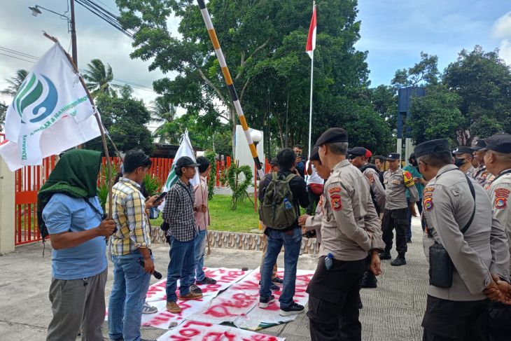 Kantor Bulog Lombok Timur di demo warga