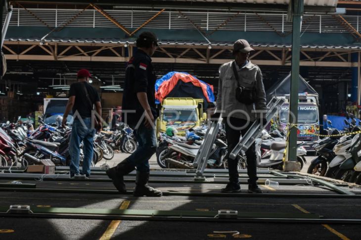 Sejumlah pedagang Pasar Induk Kramat Jati masih bertahan di sekitar lokasi kebakaran