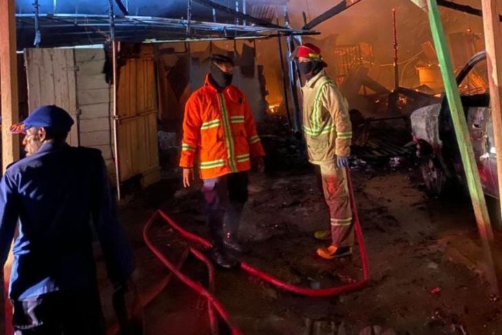 Damkar kerahkan enam armada padamkan kebakaran kawasan Pasar Panjang di Kendari