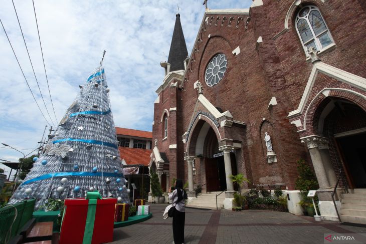 Pohon Natal terbuat dari limbah botol plastik