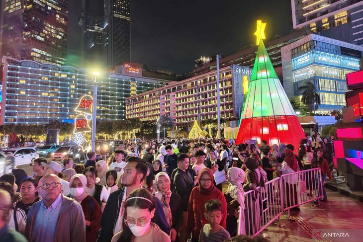 Warga padati Bundaran HI nikmati Jakarta Light Festival