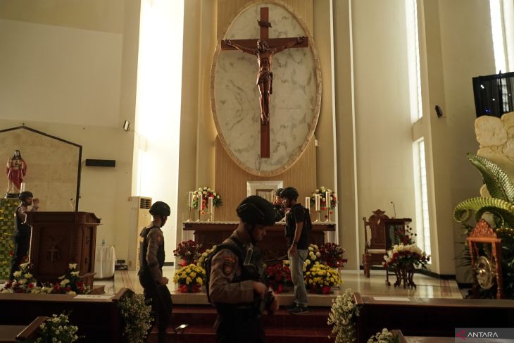 Sterilisasi gereja jelang Natal di Tulungagung