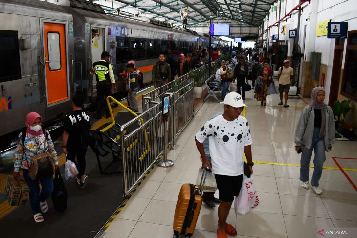 Penumpang KA di Stasiun Madiun jelang Natal 