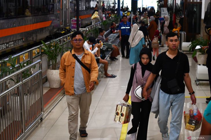 Penumpang KA di Stasiun Madiun jelang Natal 