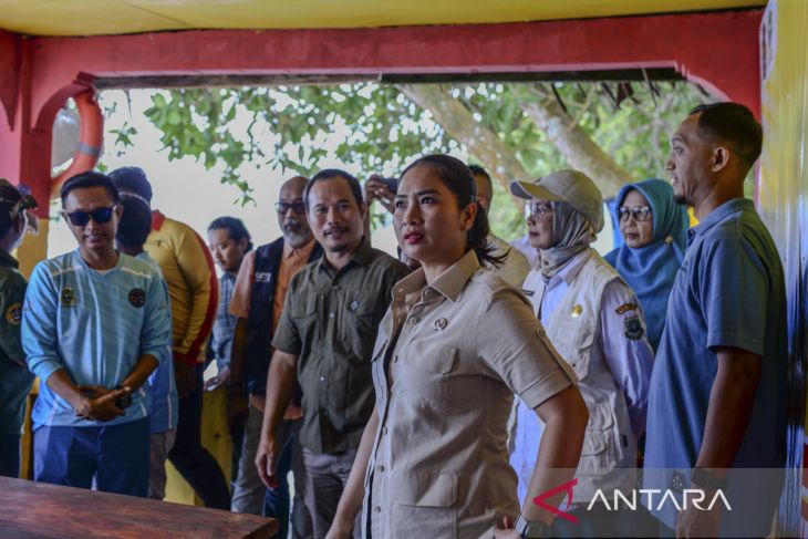 Wamen Pariwisata tinjau objek wisata Pantai Carita