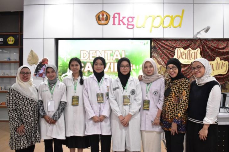 Mahasiswa UI juara 3 dental carving dentistry scientific meeting 2025