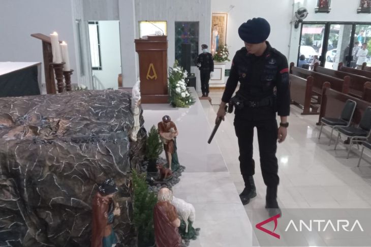 Batalyon Satbrimobda Babel sterilisasi gereja di Belitung jelang Natal