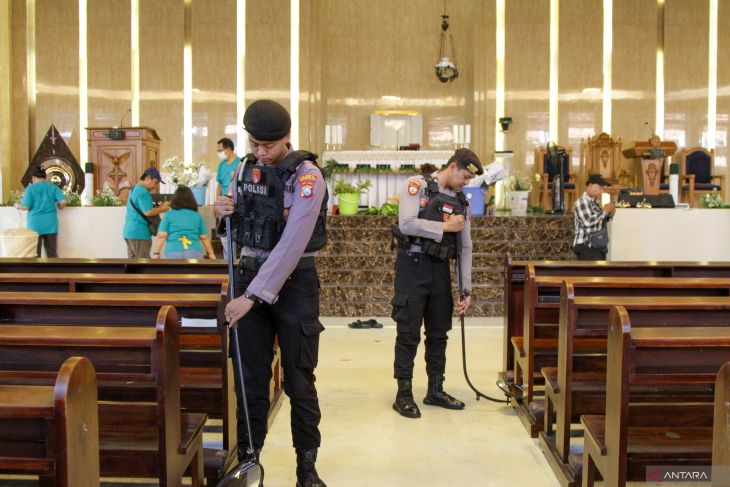 Sterilisasi gereja jelang Natal di Sidoarjo