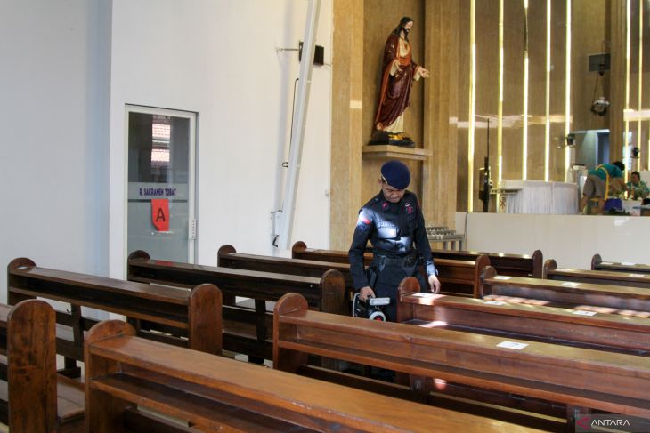Sterilisasi gereja jelang Natal di Sidoarjo