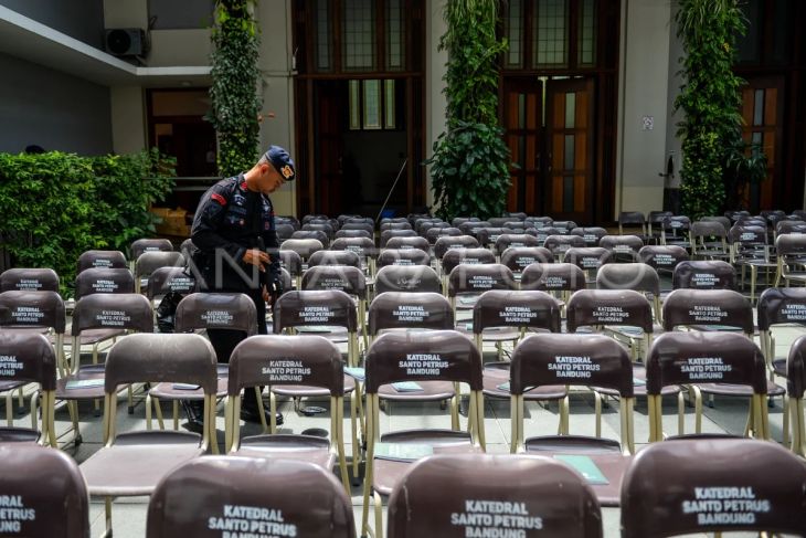Foto: Sterilisasi katedral jelang Natal