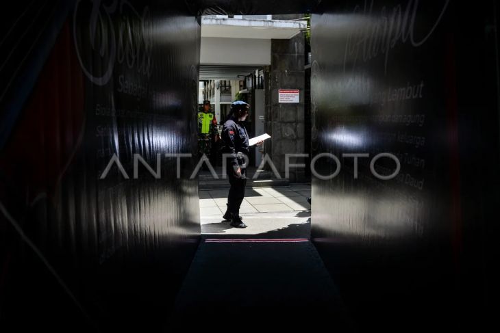 Foto: Sterilisasi katedral jelang Natal