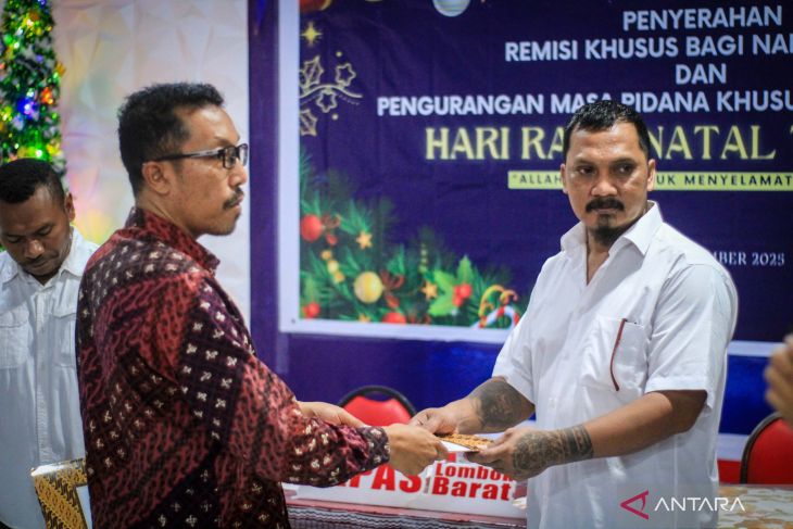 Sedikitnya 12 warga binaan Lapas Lombok Barat terima remisi Natal 2025