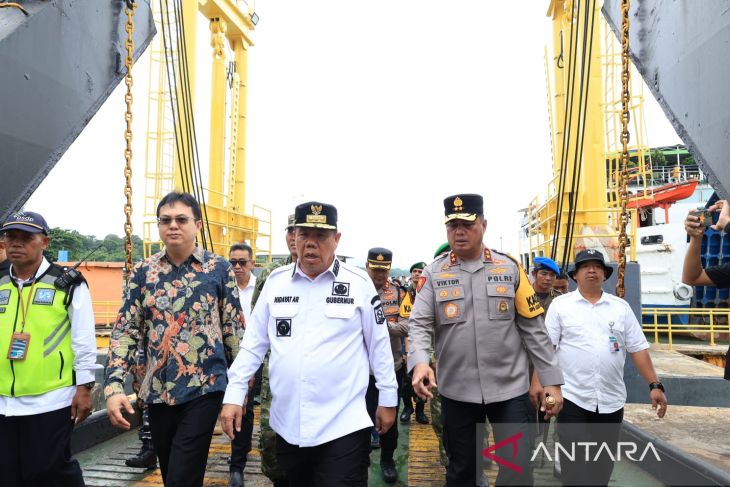 Peninjauan pelayanan dan pengamanan Operasi Lilin Menumbing 2025 di Pelabuhan Tanjungkalian
