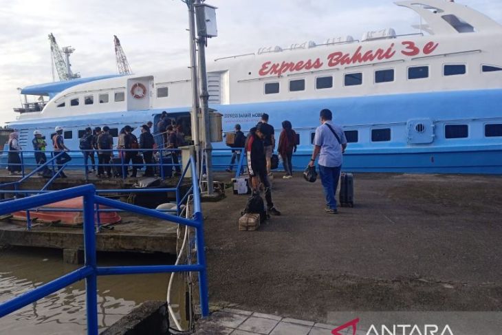 Arus penumpang libur Nataru di pelabuhan Tanjungpandan capai 2.335 orang