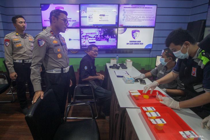 Tes urine pengemudi bus di Terminal Purabaya