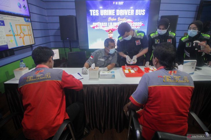 Tes urine pengemudi bus di Terminal Purabaya