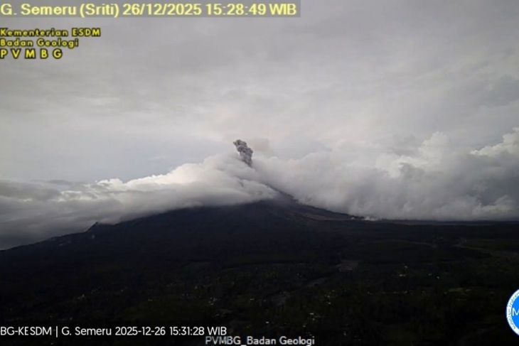 Semeru kembali erupsi dengan tinggi letusan 900 meter di atas puncak