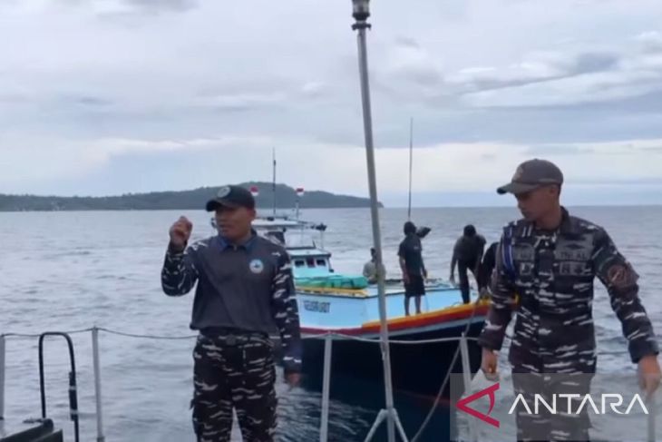 Kodaeral Ambon evakuasi kapal nelayan rusak mesin di perairan Maluku