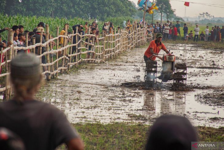 Balap traktor sambut musim tanam di Probolinggo