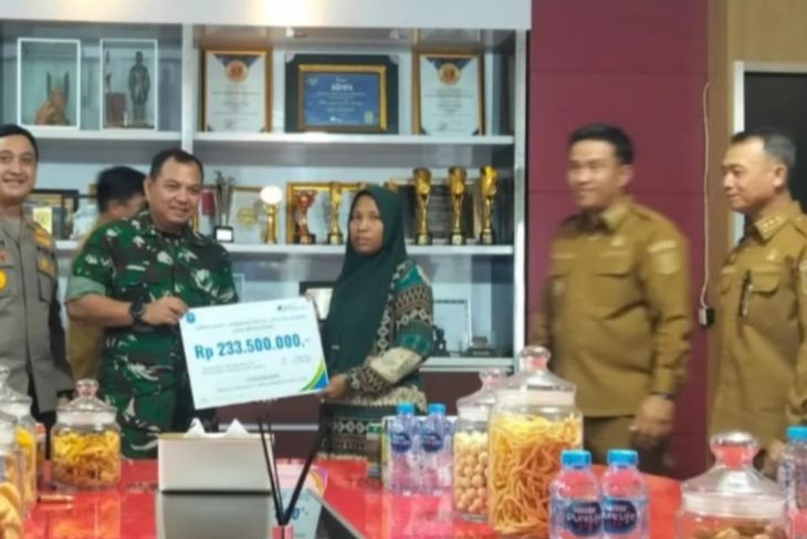 Keluarga nelayan disambar petir  di Bangka terima santunan Rp233,5 juta