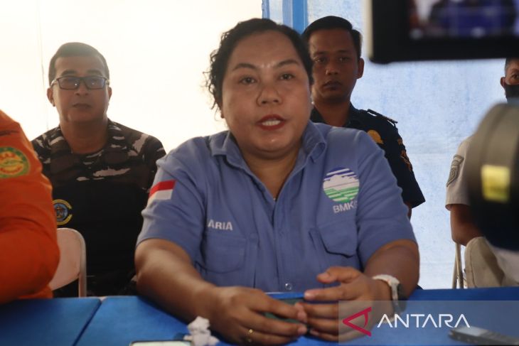 Gelombang tinggi perairan Labuan Bajo dipicu bibit siklon 96S