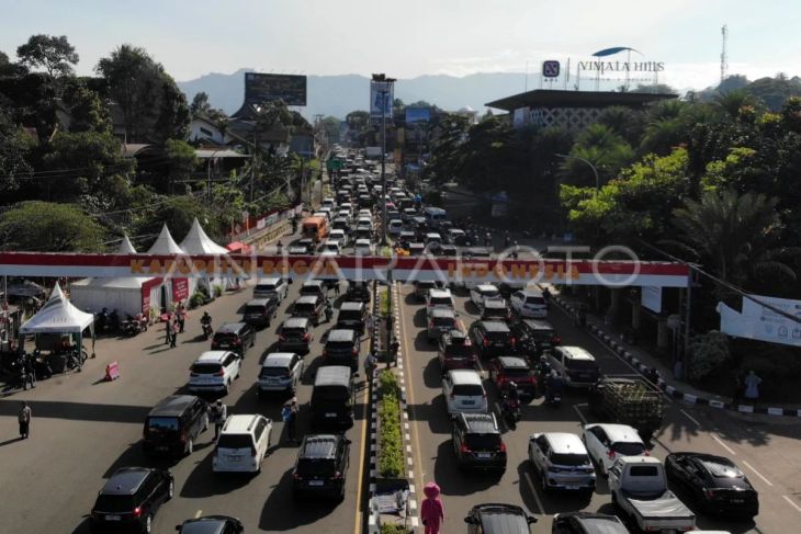 Kepadatan jalur Puncak Bogor libur Natal