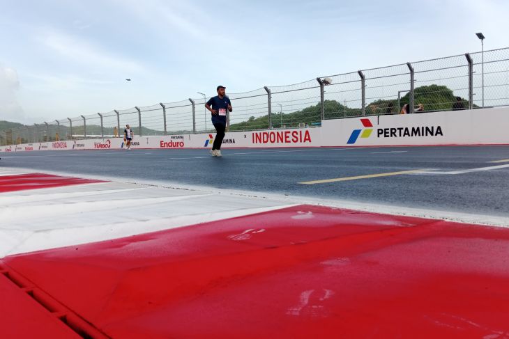 Peserta ajang lari Mandalika Last Sunday berdonasi untuk  korban banjir Sumatra