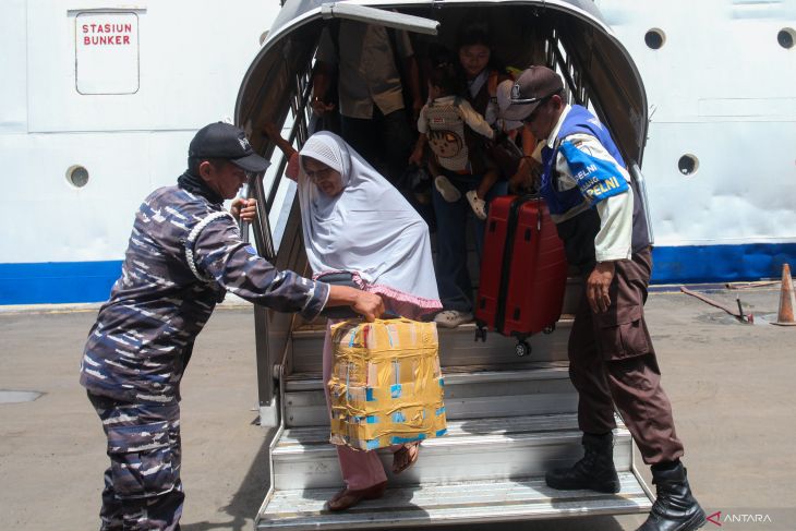 Arus penumpang kapal di Pelabuhan Tanjung Perak