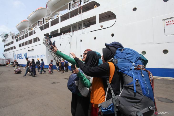 Arus penumpang kapal di Pelabuhan Tanjung Perak