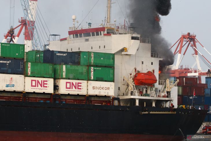 Kebakaran kapal kargo Verizon di Surabaya
